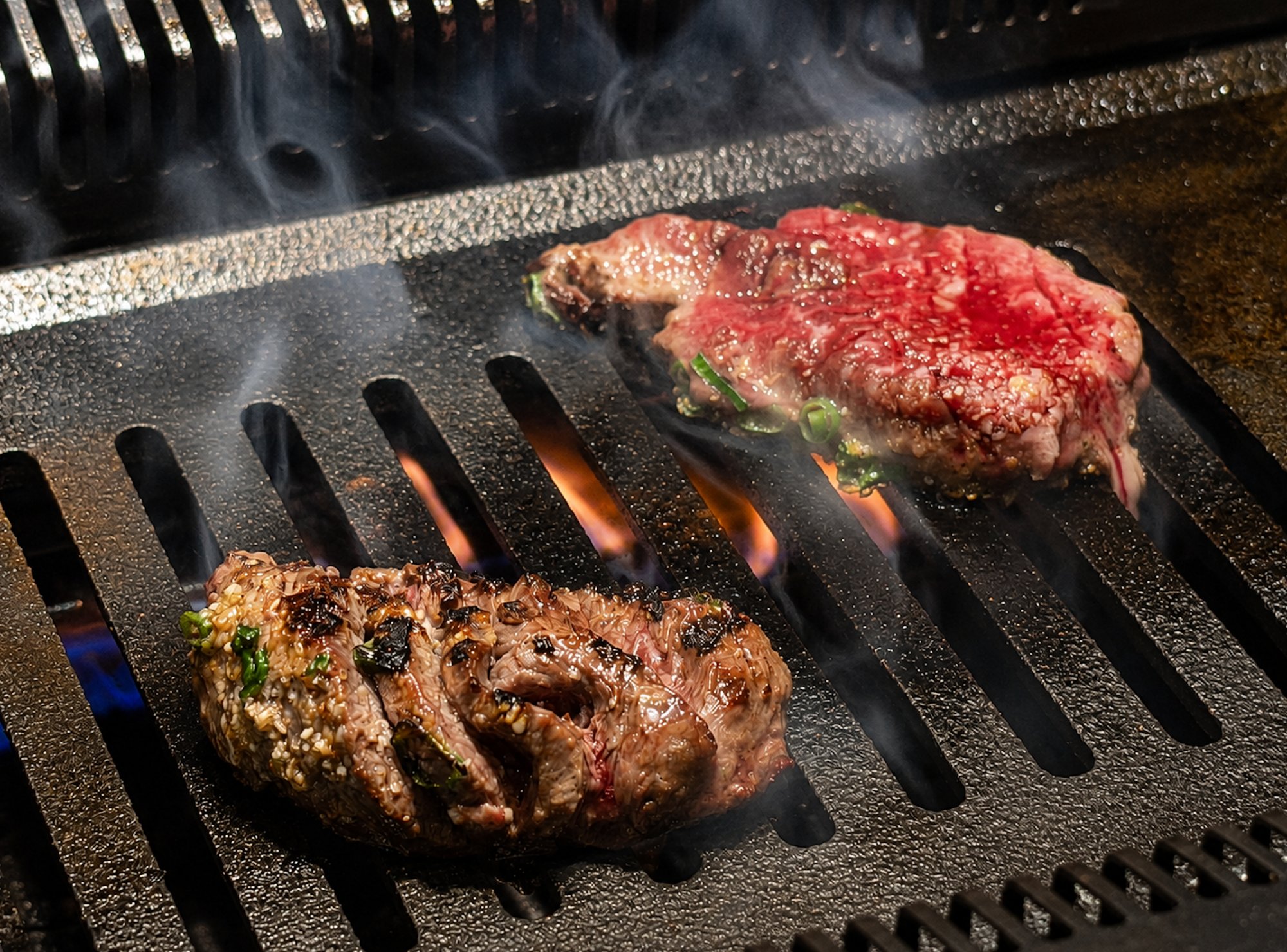 焼肉 牛歩、炎の上で焼き上がる希少な国産ハラミ