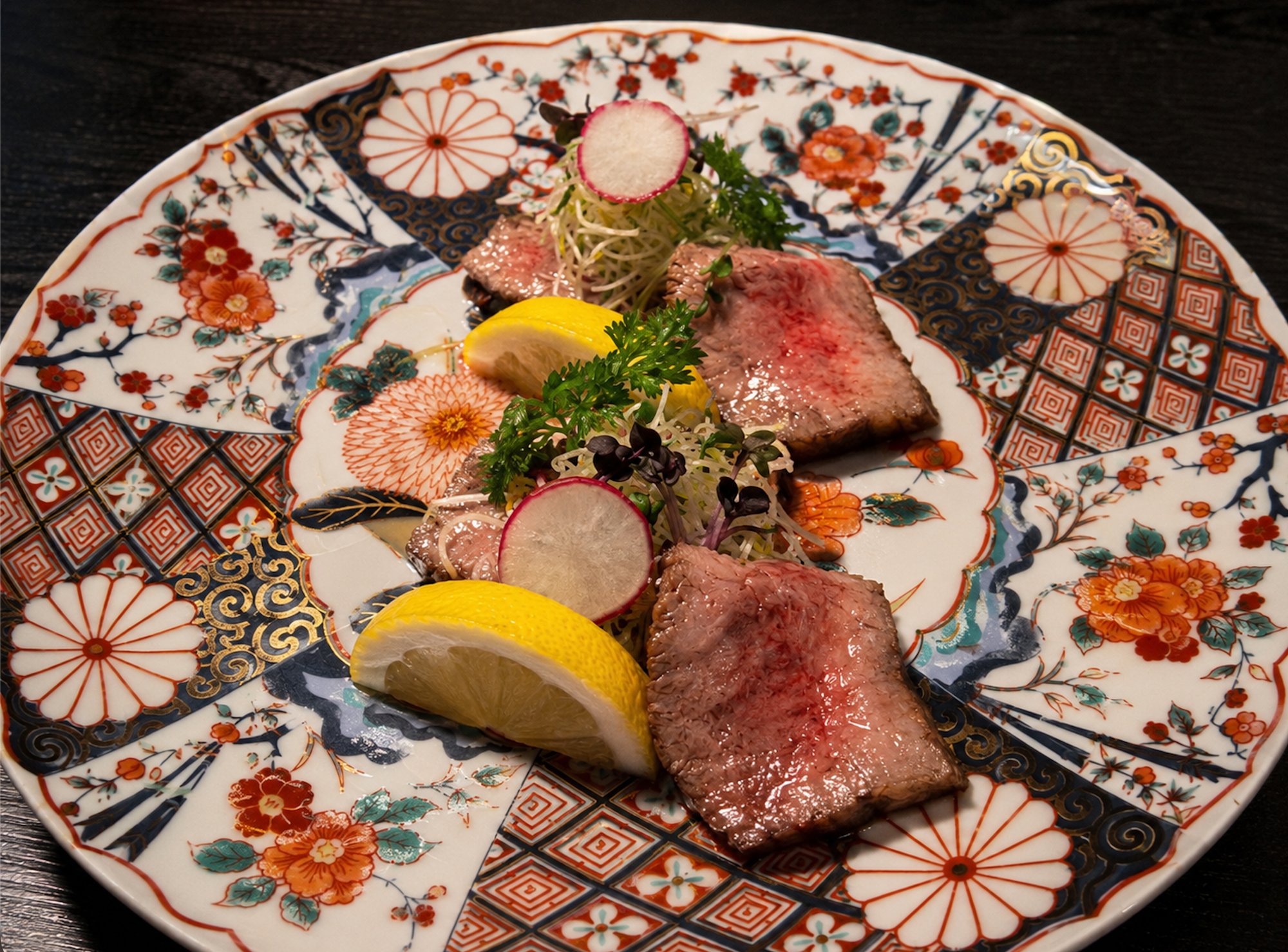 焼肉 牛歩の前菜、絵皿に盛られたローストビーフ