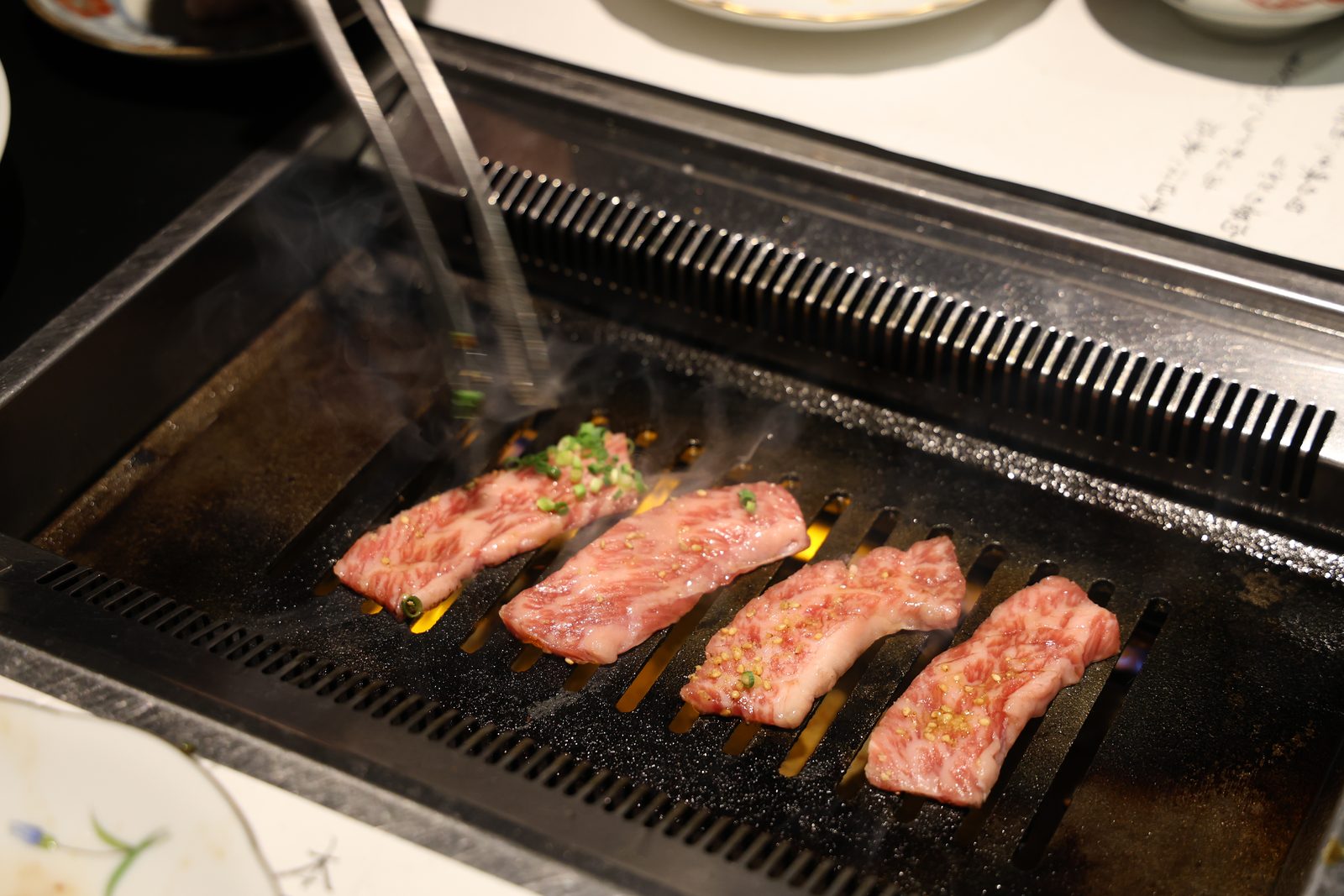 薬院の焼肉店「牛歩」、網の上で焼き上がる黒毛和牛