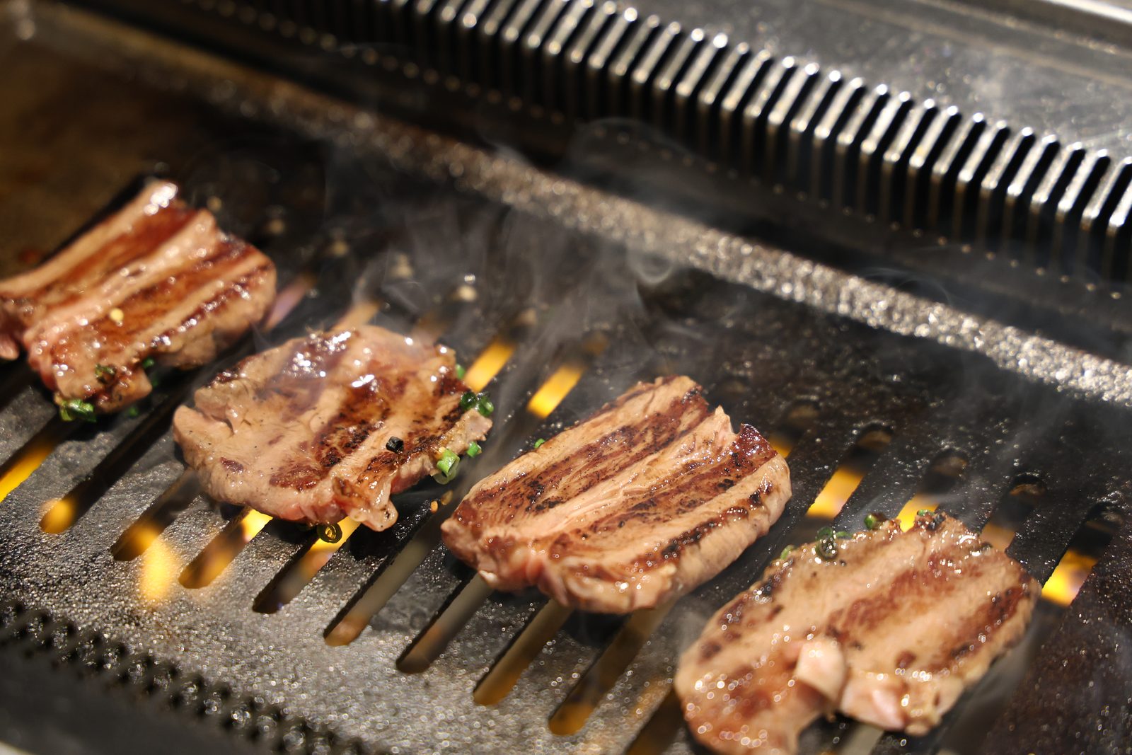 福岡薬院の焼肉店「牛歩」、炭火で焼くハラミ
