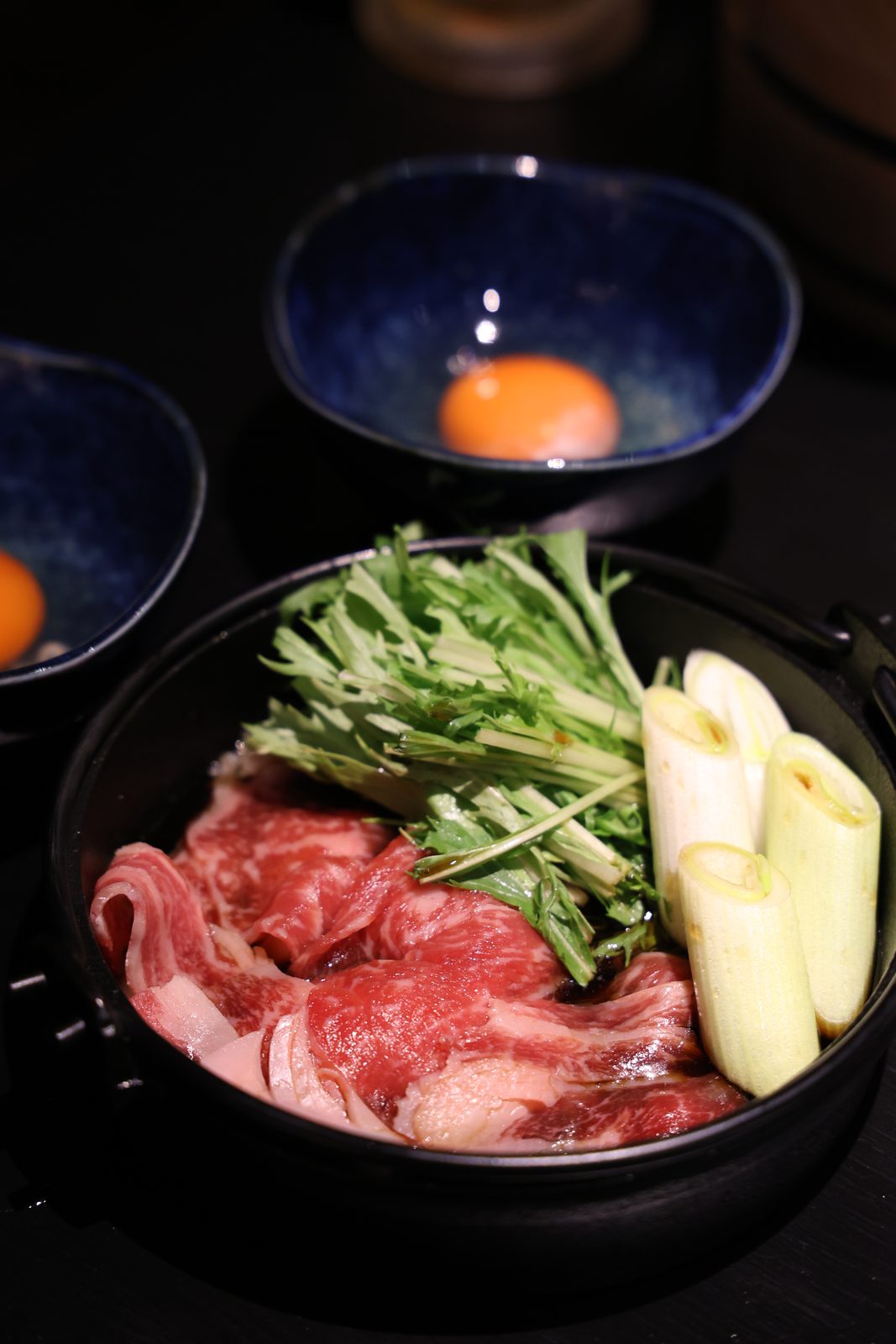 福岡薬院の焼肉店「牛歩」、すき焼き鍋と溶き卵