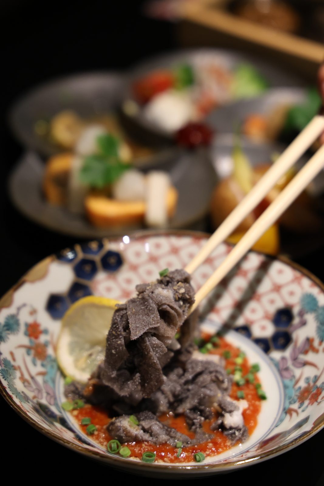 特製ソースを添えた牛歩の和牛の一皿
