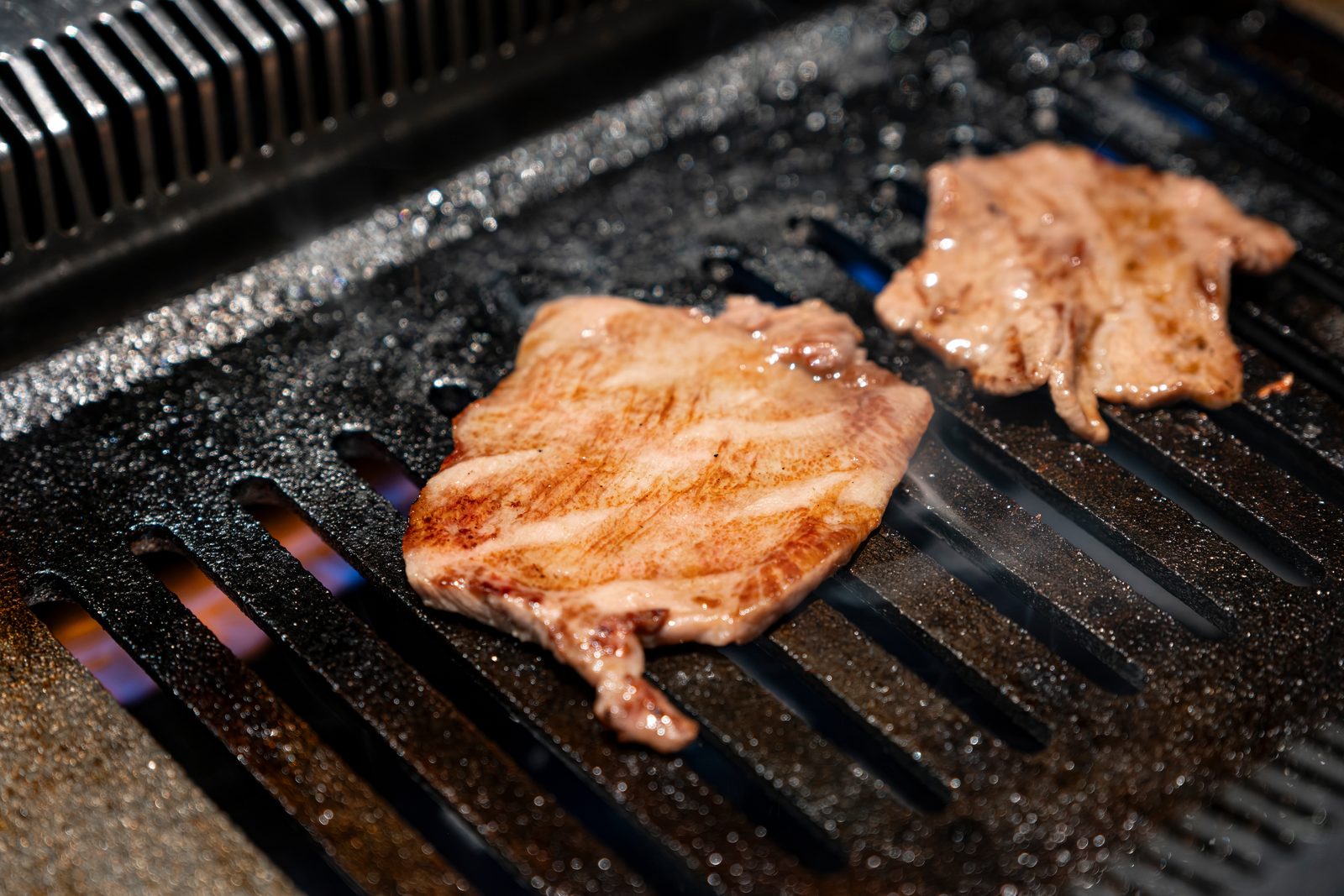 薬院の焼肉店「牛歩」、熱く焼けた石焼き網