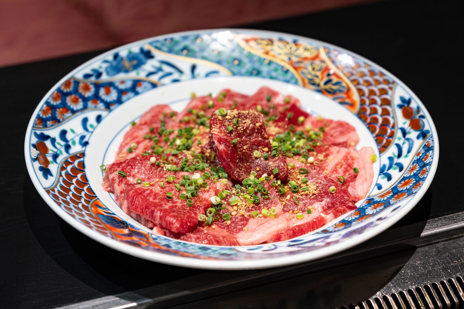 薬院の焼肉店「牛歩」、大皿に盛られた和牛の一品