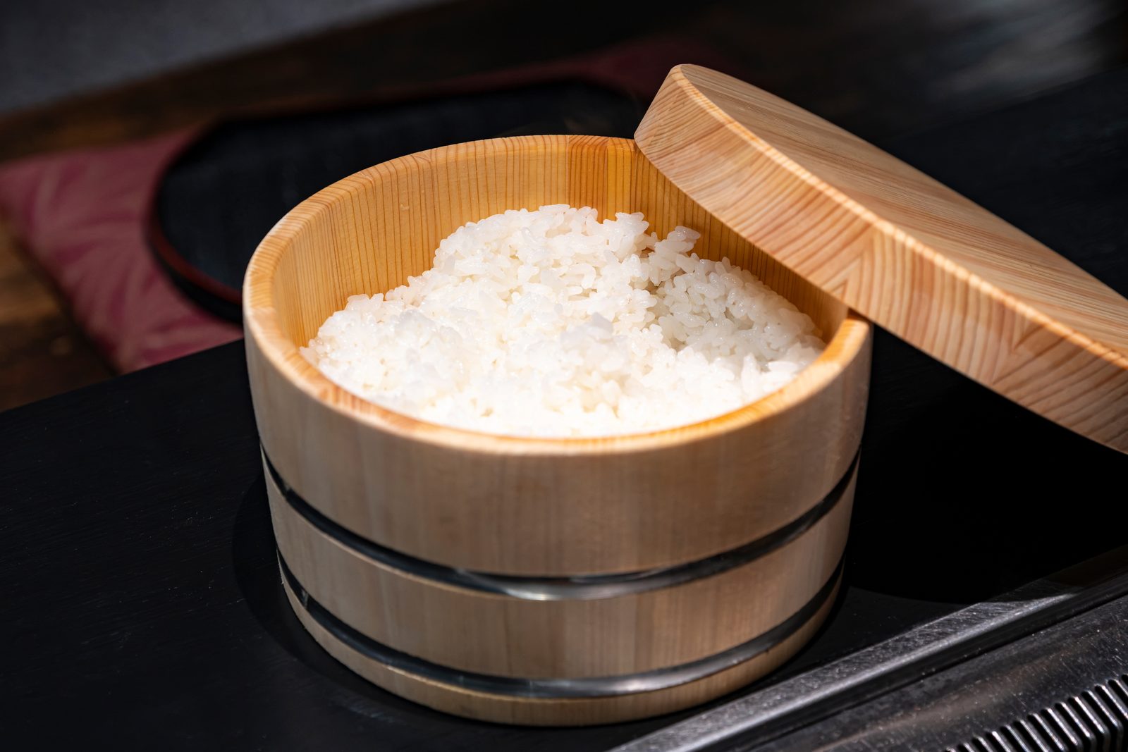 焼肉 牛歩、木製おひつに入った白米