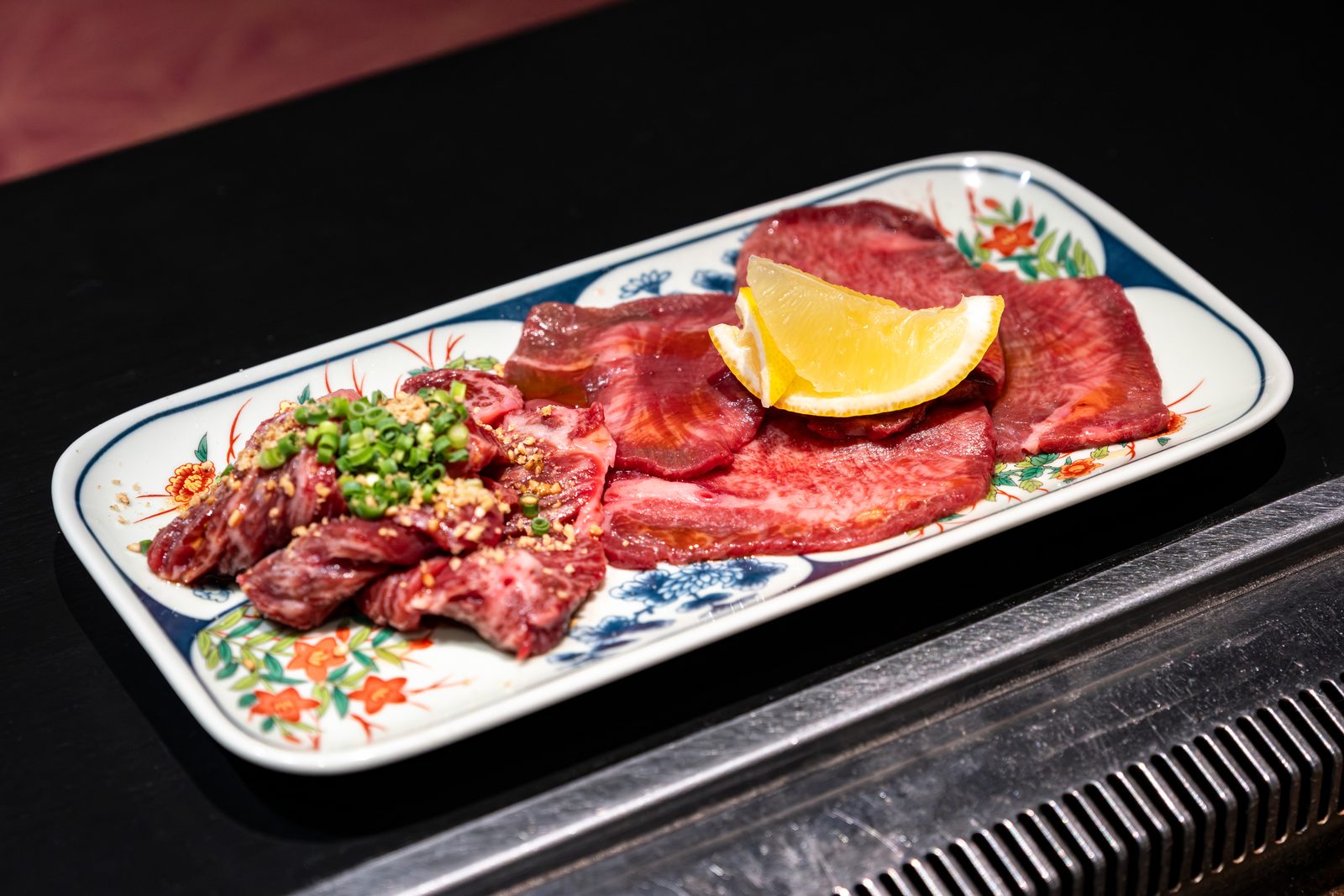 福岡薬院の焼肉店「牛歩」、黒毛和牛の生肉盛り合わせプレート