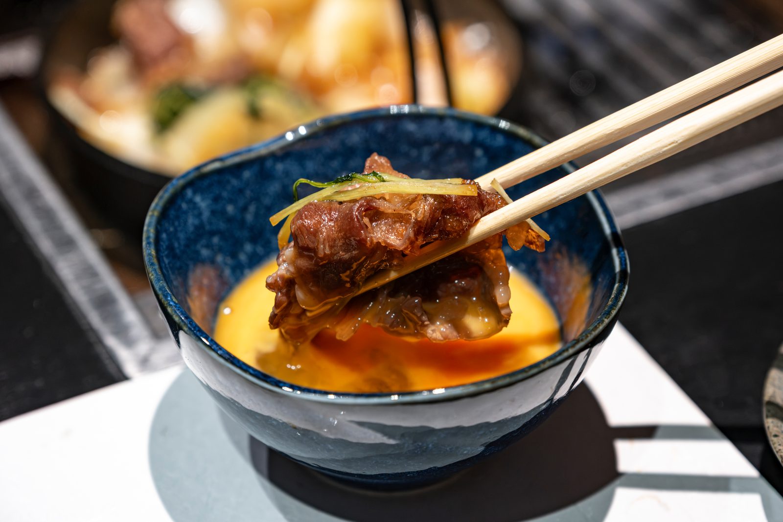 焼肉 牛歩のすき焼きと溶き卵のクロースアップ