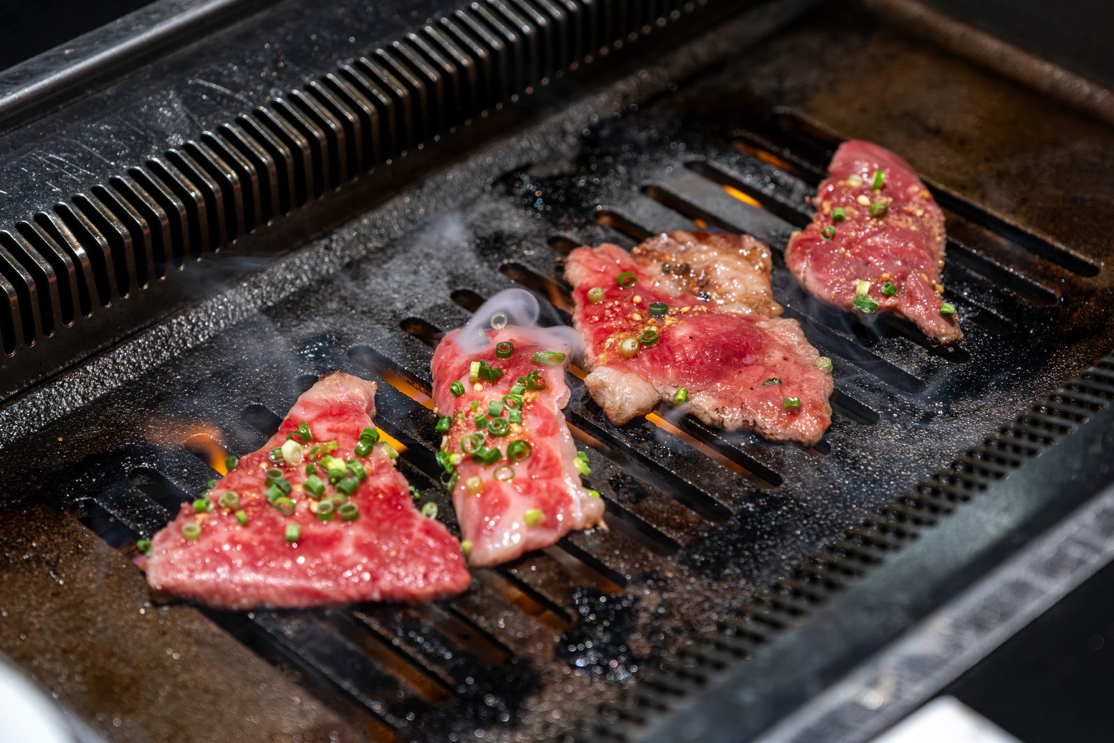 福岡薬院の焼肉店「牛歩」、網の上で焼き上がる黒毛和牛のクロースアップ